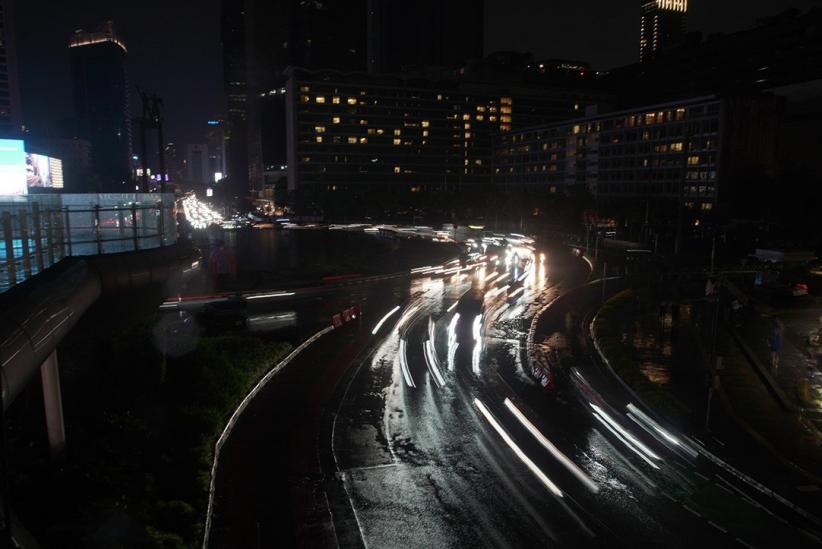 Penampakan Jakarta Gelap Gulita, Cahaya dari Lampu Kendaraan - Bagian 3
