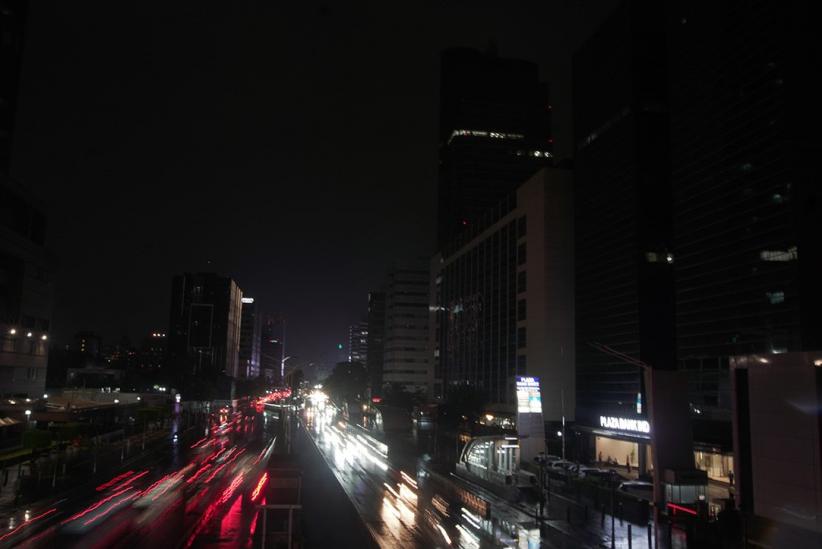 Penampakan Jakarta Gelap Gulita, Cahaya dari Lampu Kendaraan - Bagian 1