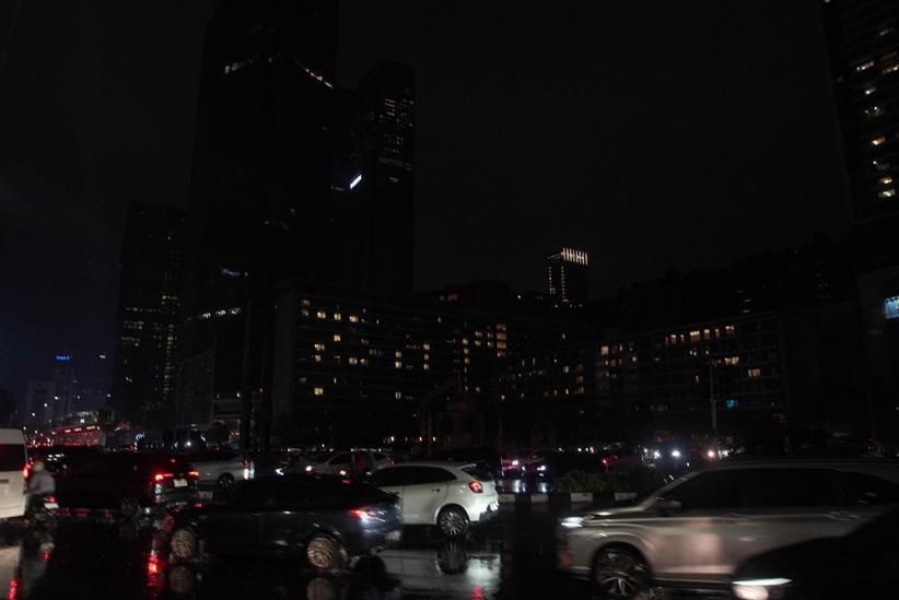 Penampakan Jakarta Gelap Gulita, Cahaya dari Lampu Kendaraan - Bagian 4