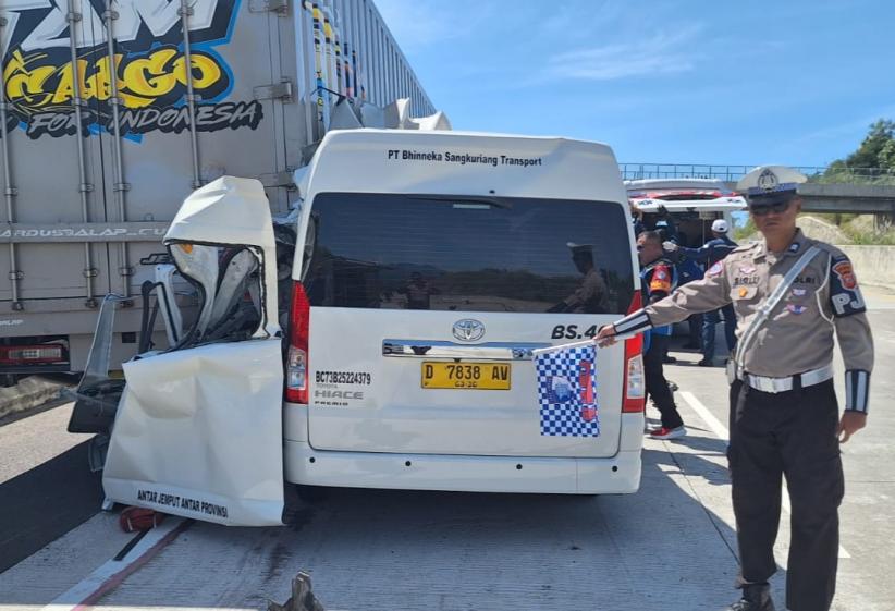 title Polisi Ungkap Penyebab Kecelakaan Travel vs Truk di Tol Cisumdawu Tewaskan 3 Orang Polisi Ungkap Penyebab Kecelakaan Travel vs Truk di Tol Cisumdawu Tewaskan 3 Orang
