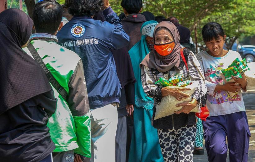 Ratusan Warga Antre Sembako Murah yang Disalurkan Mahasiswa - Bagian 4