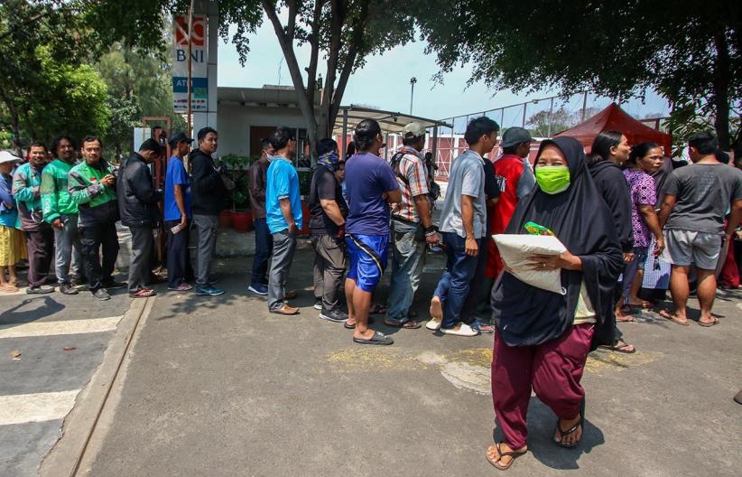 Ratusan Warga Antre Sembako Murah yang Disalurkan Mahasiswa - Bagian 1