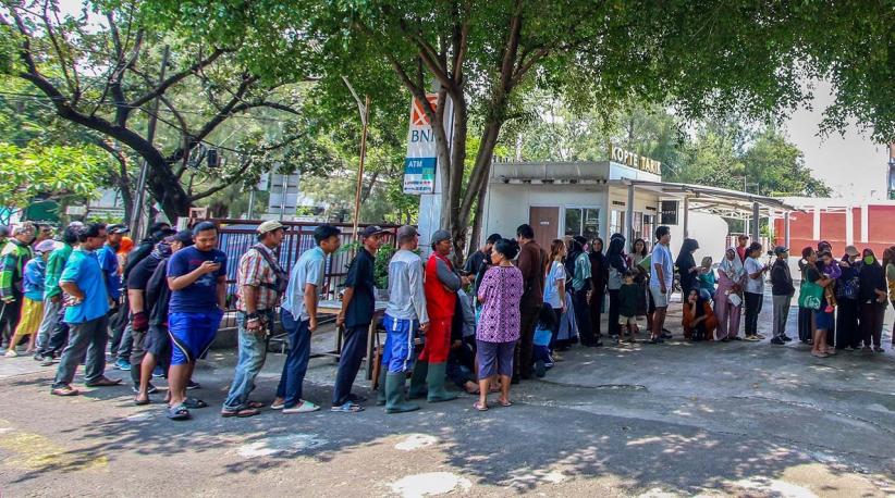 Ratusan Warga Antre Sembako Murah yang Disalurkan Mahasiswa - Bagian 2