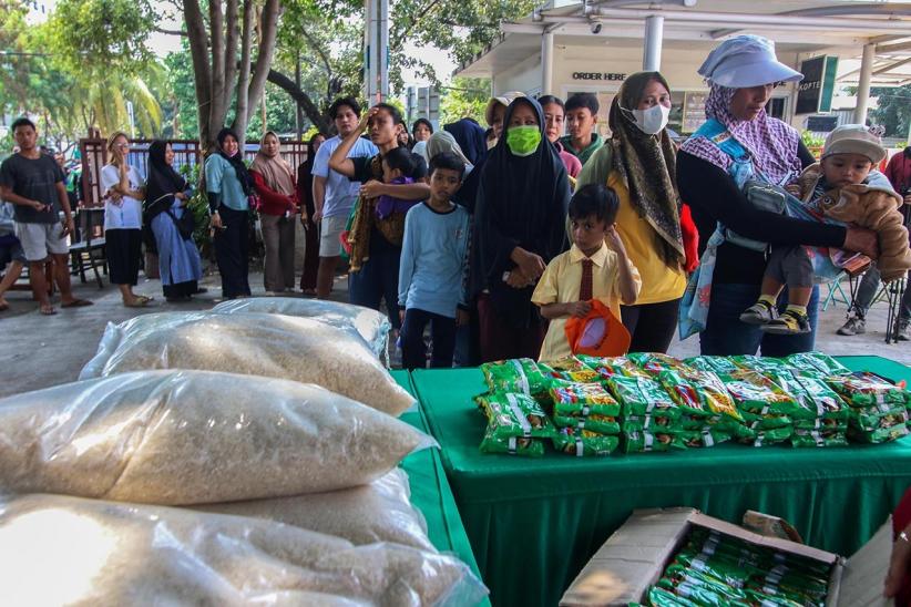 Ratusan Warga Antre Sembako Murah yang Disalurkan Mahasiswa - Bagian 3