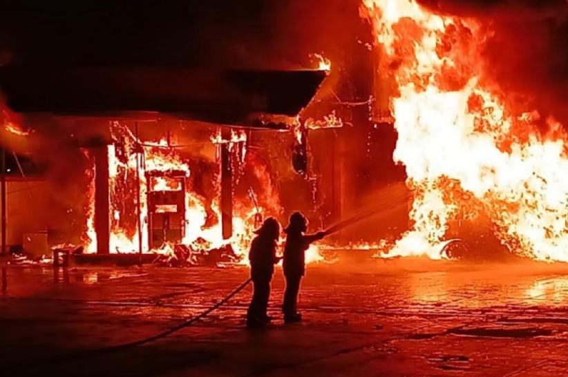 title Kebakaran SPBU di Jambi, 7 Mobil Damkartan Dikerahkan Padamkan Api Kebakaran SPBU di Jambi, 7 Mobil Damkartan Dikerahkan Padamkan Api