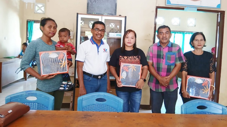 title Anggota DPRD dari Perindo Marthen Adji Serahkan Bantuan Alat Timbang untuk Posyandu di Sikka Anggota DPRD dari Perindo Marthen Adji Serahkan Bantuan Alat Timbang untuk Posyandu di Sikka