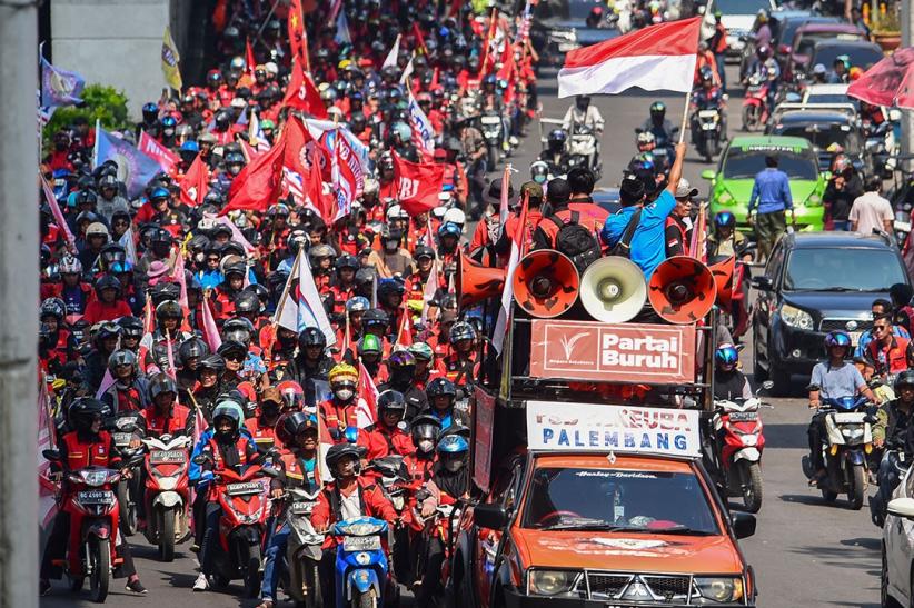 Ribuan Buruh Long March Penuhi Jalanan Kota Palembang - Bagian 1