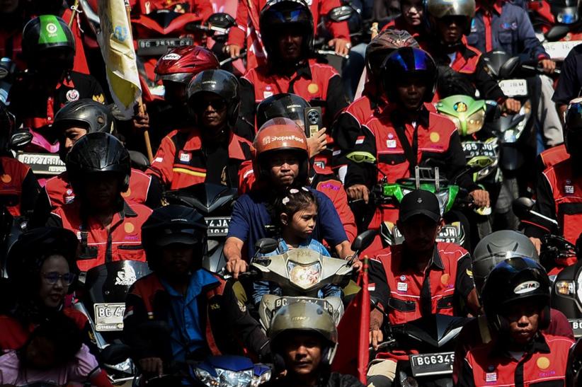 Ribuan Buruh Long March Penuhi Jalanan Kota Palembang - Bagian 2