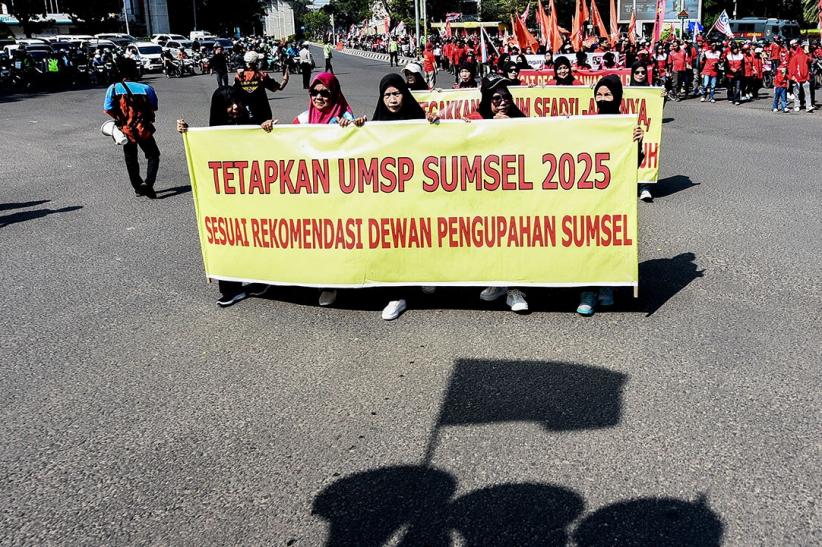 Ribuan Buruh Long March Penuhi Jalanan Kota Palembang - Bagian 4