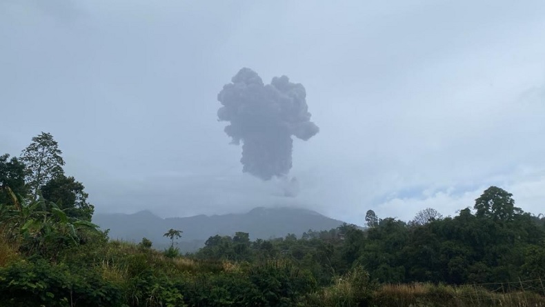 Warga Agam dan Tanah Datar Sumbar Kembali Dikejutkan Dentuman Letusan Gunung Marapi