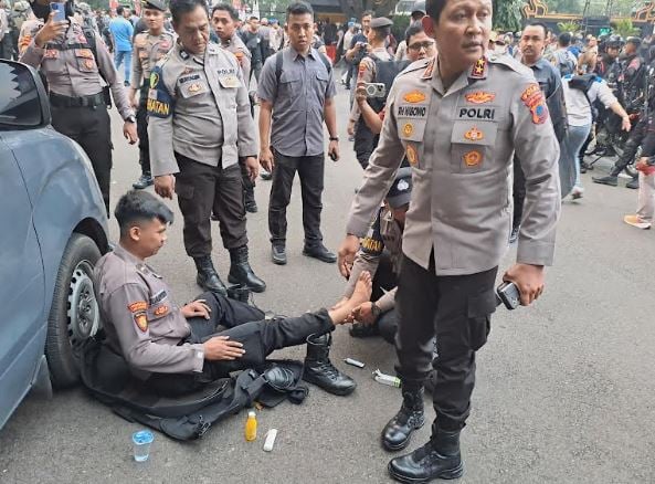 title Ricuh Aksi May Day di Semarang, Kapolda Turun Tangan Bantu Anggota Luka Ricuh Aksi May Day di Semarang, Kapolda Turun Tangan Bantu Anggota Luka