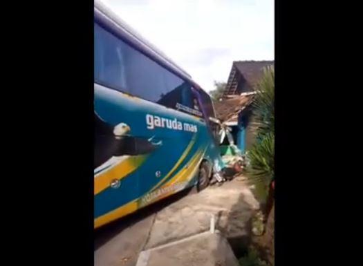 Bus Garuda Mas Tabrak Motor dan Mobil di Semarang, 1 Tewas Terlindas