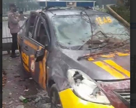 Aksi May Day di Bandung Ricuh, Massa Berpakaian Hitam Rusak Mobil Polisi
