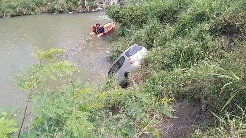 title Mobil Terjun ke Sungai di Nganjuk, Pengemudi Ditemukan Tewas Setelah 4 Jam Pencarian Mobil Terjun ke Sungai di Nganjuk, Pengemudi Ditemukan Tewas Setelah 4 Jam Pencarian