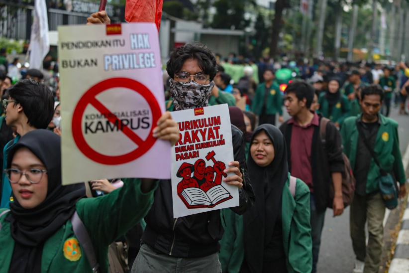Aksi Mahasiswa Tuntut Biaya Pendidikan Gratis - Bagian 5