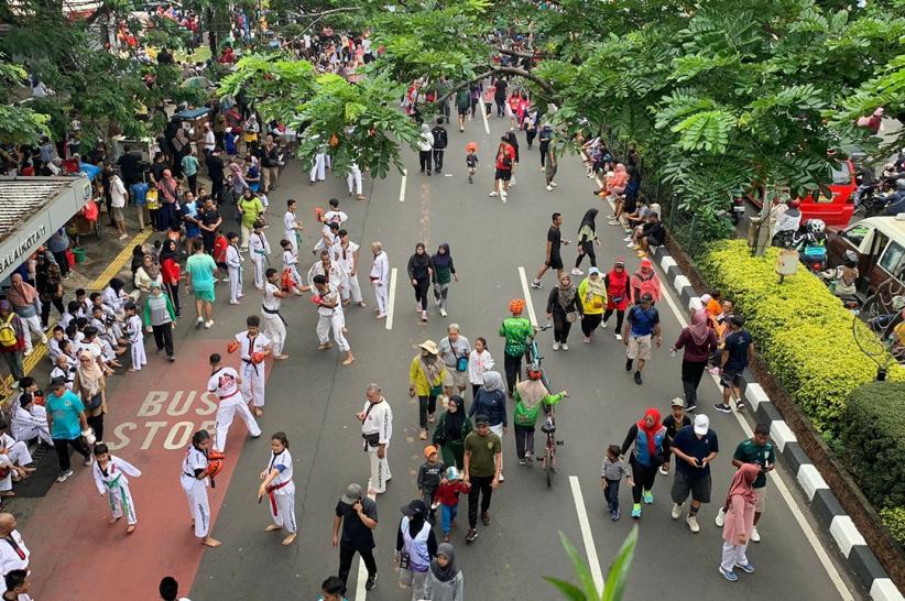 CFD Perdana di Depok, Ribuan Warga Padati Jalan Margonda Raya - Bagian 2