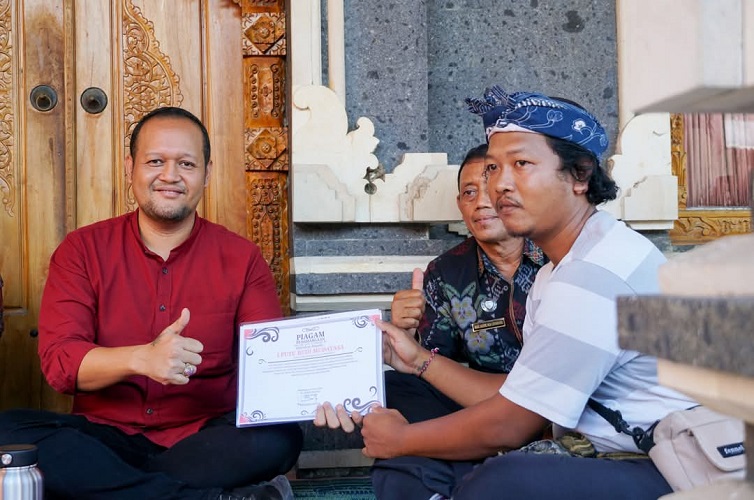 Wabup Badung Berikan Penghargaan Tertib Administrasi ke Warga 
