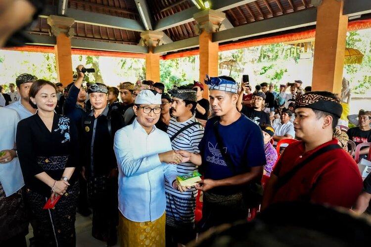 title Jelang Hari Galungan, Bupati Badung Serahkan Bansos Rp2 Juta Tiap KK Jelang Hari Galungan, Bupati Badung Serahkan Bansos Rp2 Juta Tiap KK