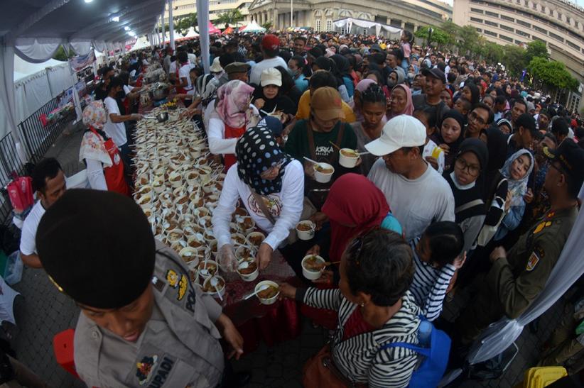 Pecahkan Rekor, Ribuan Mangkok Soto Disajikan di Balai Kota Semarang - Bagian 4