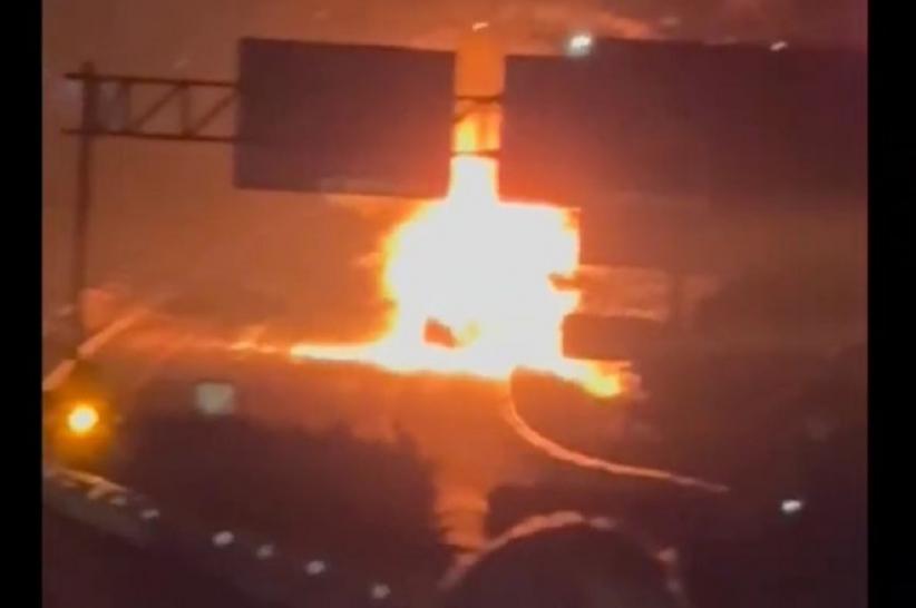 title Truk TNI Terbakar dan Meledak di Tol Gempol-Pandaan, 2 Anggota Terluka Truk TNI Terbakar dan Meledak di Tol Gempol-Pandaan, 2 Anggota Terluka