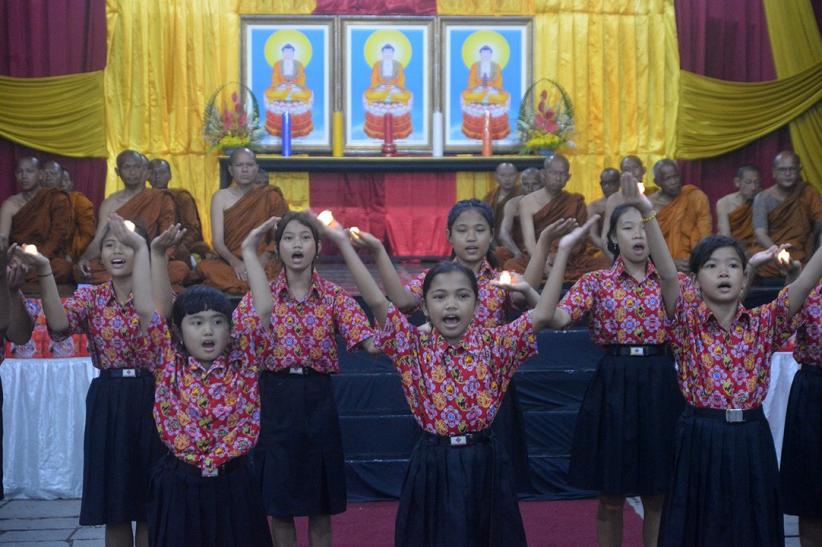 Sakral, 38 Biksu Thudong Disambut saat Tiba di Semarang - Bagian 5