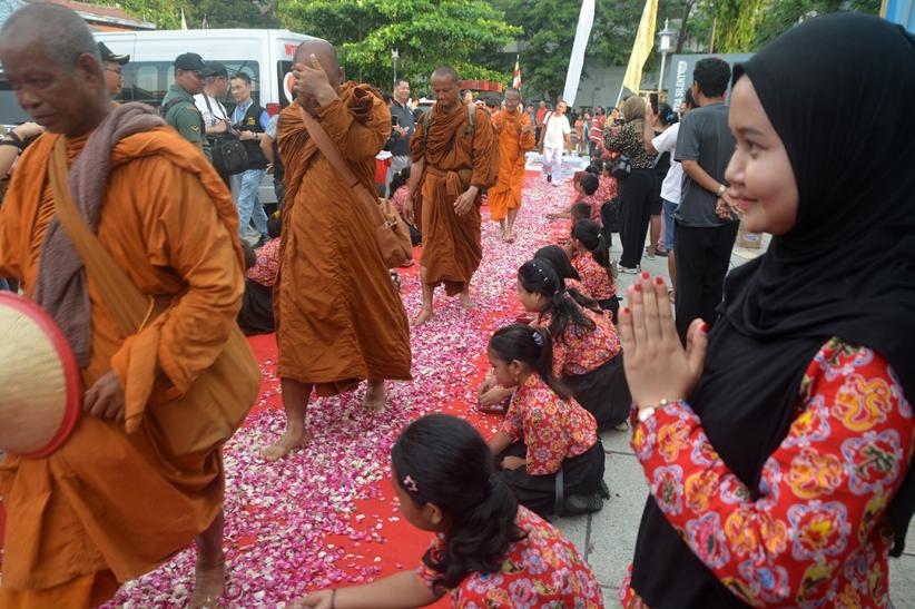 Sakral, 38 Biksu Thudong Disambut saat Tiba di Semarang - Bagian 1