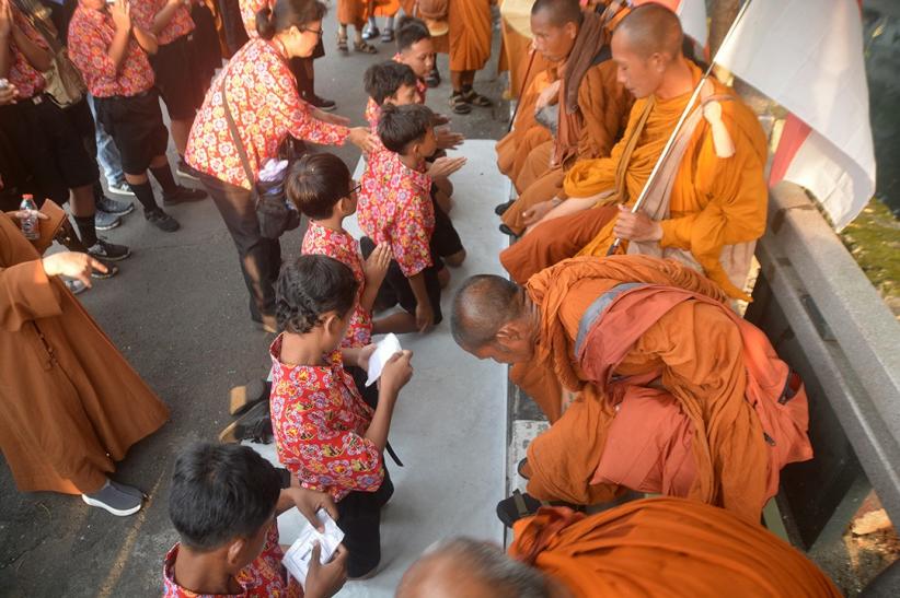 Sakral, 38 Biksu Thudong Disambut saat Tiba di Semarang - Bagian 3