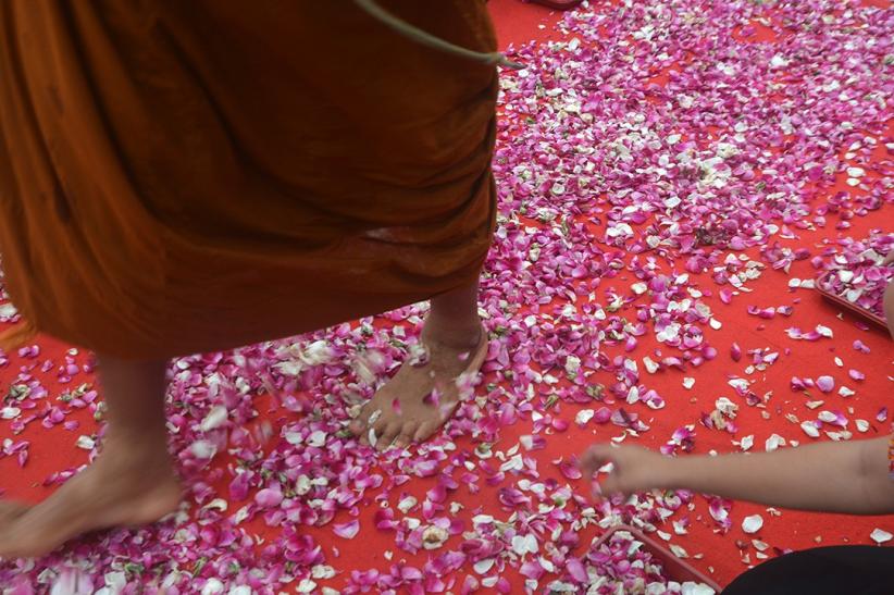 Sakral, 38 Biksu Thudong Disambut saat Tiba di Semarang - Bagian 2