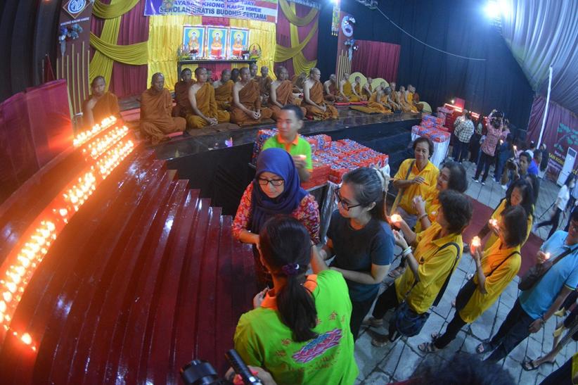 Sakral, 38 Biksu Thudong Disambut saat Tiba di Semarang - Bagian 4