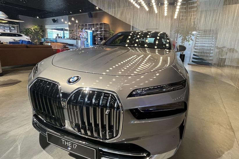 Kuasai Pasar Otomotif Premium, BMW Resmikan Diler Megah di PIK 2 - Bagian 3