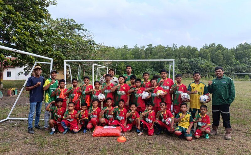 Dukung Kegiatan Olahraga, PT SRL Berikan Perlengkapan Sepak Bola ke SSB