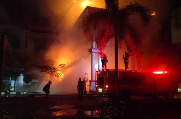 Kebakaran Landa Gedung FKM Unand Padang, 7 Mobil Damkar Dikerahkan