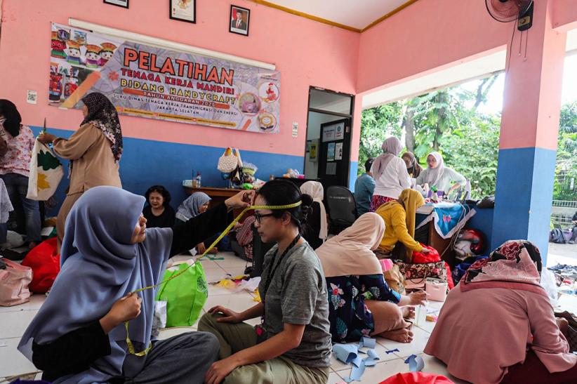 Potret Ibu-Ibu Jaksel Belajar Membuat Kerajinan Tangan - Bagian 3