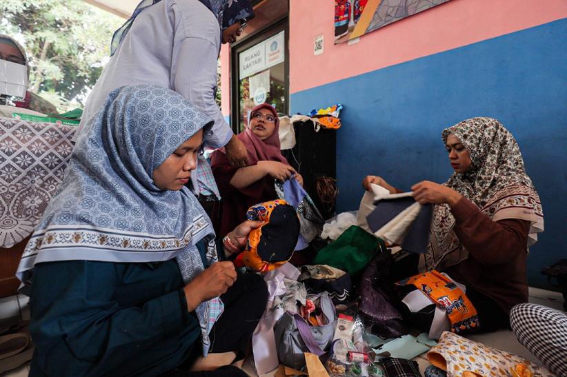 Potret Ibu-Ibu Jaksel Belajar Membuat Kerajinan Tangan - Bagian 2