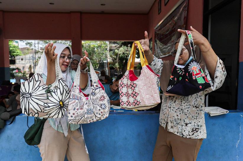 Potret Ibu-Ibu Jaksel Belajar Membuat Kerajinan Tangan - Bagian 4