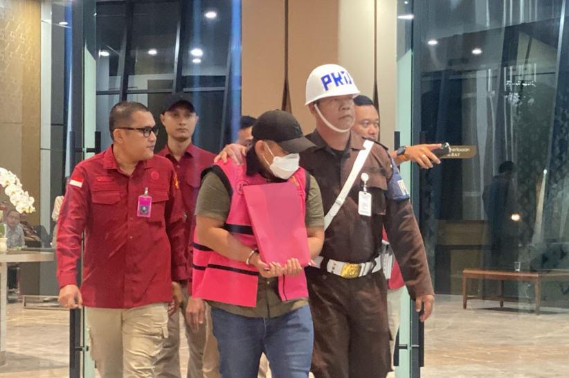 Penampakan Ketua Cyber Army Pakai Rompi Tahanan Kejaksaan Agung - Bagian 2