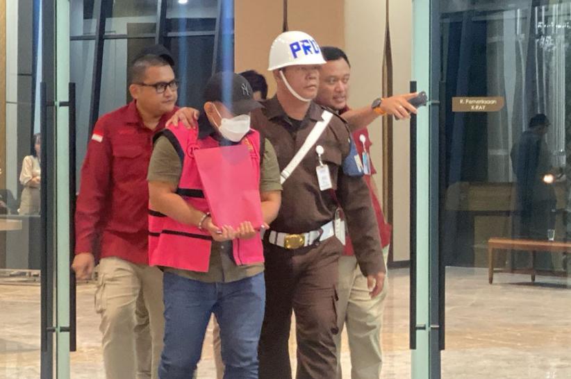 Penampakan Ketua Cyber Army Pakai Rompi Tahanan Kejaksaan Agung - Bagian 1