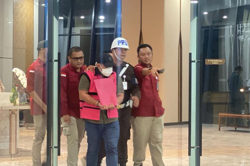 Penampakan Ketua Cyber Army Pakai Rompi Tahanan Kejaksaan Agung - Bagian 3