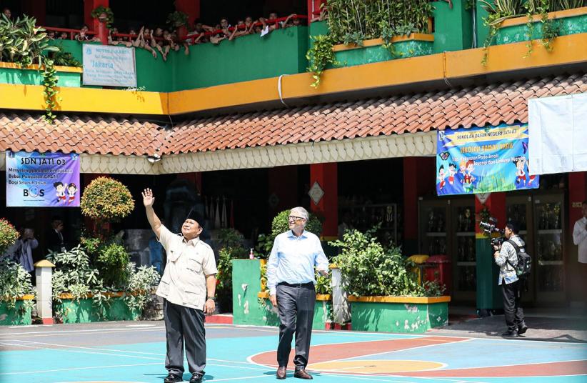 Momen Presiden Prabowo dan Bill Gates Tinjau Makan Bergizi Gratis di Pulogadung - Bagian 4