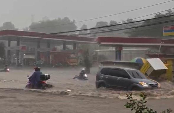 Hujan Badai Terjang Malang, Akses Jalan Lumpuh Belasan Rumah Rusak
