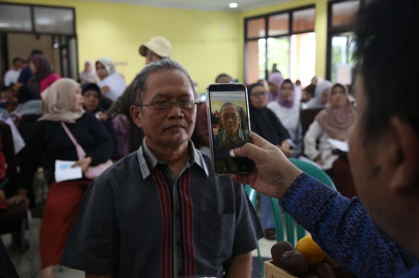 Para Lansia Ramai-Ramai Urus KLG untuk Dapat Fasilitas Transportasi Umum Gratis - Bagian 4