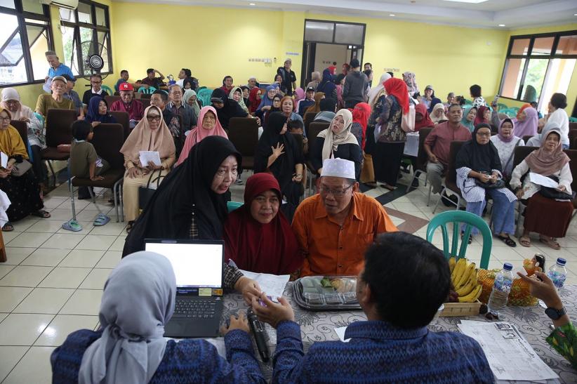 Para Lansia Ramai-Ramai Urus KLG untuk Dapat Fasilitas Transportasi Umum Gratis - Bagian 1