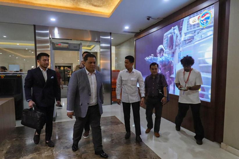 Bawa Ijazah Asli Jokowi, Pengacara dan Ajudan Datangi Bareskrim Polri - Bagian 2