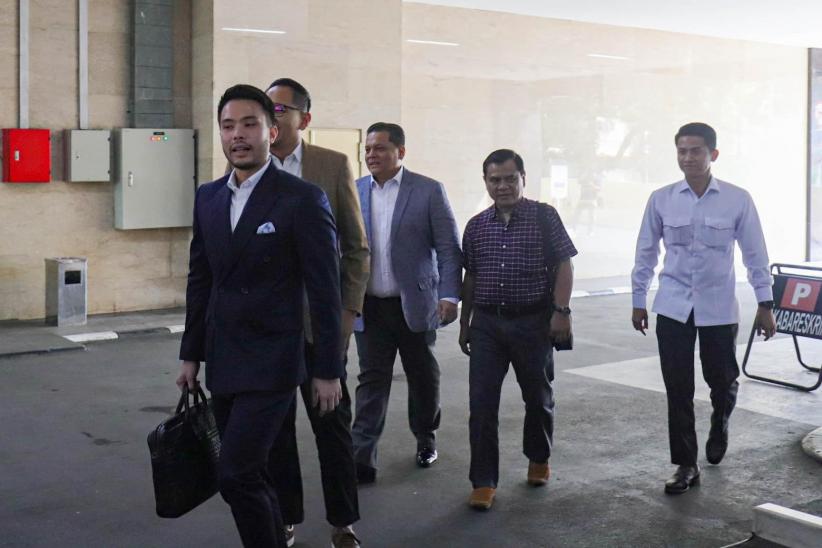Bawa Ijazah Asli Jokowi, Pengacara dan Ajudan Datangi Bareskrim Polri - Bagian 1