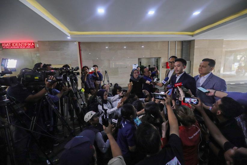 Bawa Ijazah Asli Jokowi, Pengacara dan Ajudan Datangi Bareskrim Polri - Bagian 4