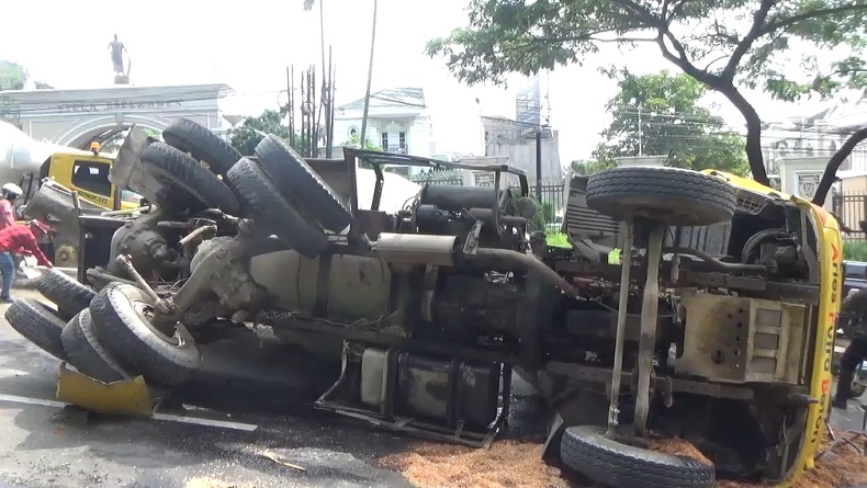 Truk Molen Melaju Mundur hingga Terguling di Semarang, Muatan Semen Cor Berserakan