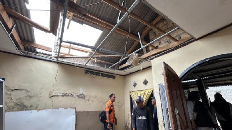 title Cuaca Ekstrem di Kabupaten Bogor, 21 Rumah Rusak 10 KK Terdampak Cuaca Ekstrem di Kabupaten Bogor, 21 Rumah Rusak 10 KK Terdampak