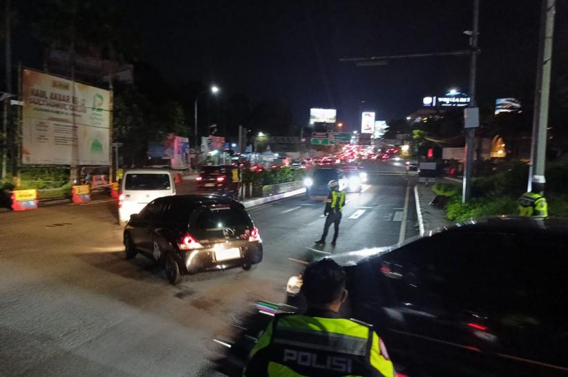 100.000 Kendaraan Melewati Jalur Puncak saat Libur Panjang Waisak - Bagian 1