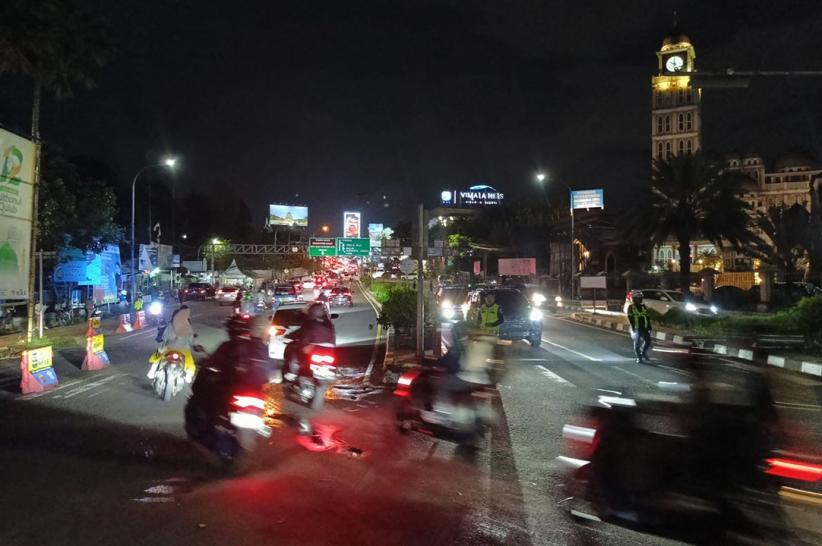 100.000 Kendaraan Melewati Jalur Puncak saat Libur Panjang Waisak - Bagian 2