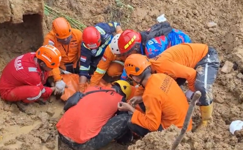 Longsor Timbun 6 Orang di Samarinda, 2 Tewas 2 Masih Dicari